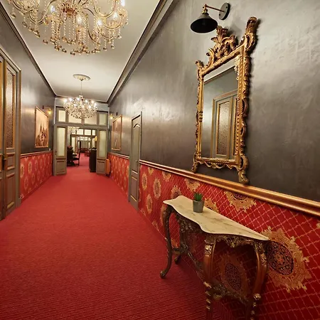 ホテル Noblesse Palace Old Town By Nf 4*